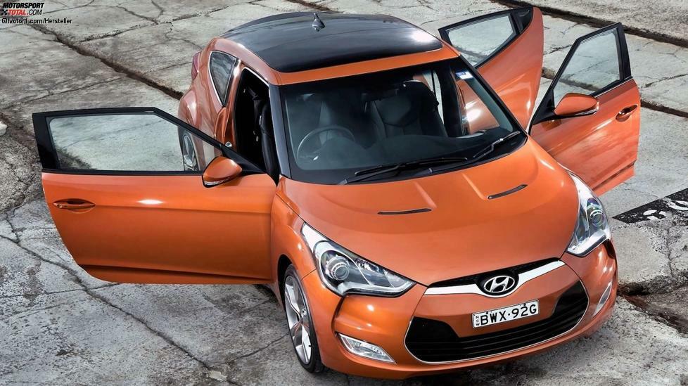 Der 2011 eingeführte Hyundai Veloster ist wahrlich ein schräger Vogel. Sein Mix aus Kompaktwagen und halbseitigem Coupé kam zumindest in Deutschland nicht wirklich gut an. 2016 war schon wieder Schluss. Die 2018 vorgestellte zweite Generation wird wohl nicht nach Europa kommen.
Die Asymmetriedes Veloster steckt im Türlayout. Es gibt eine auf der Fahrerseite und zwei auf der Beifahrerseite. Darüber hinaus gab es, wie Sie auf dem Foto sehen können, Versionen mit Links- und Rechtslenkung. Zweifellos eine Herausforderung für die Produktion.