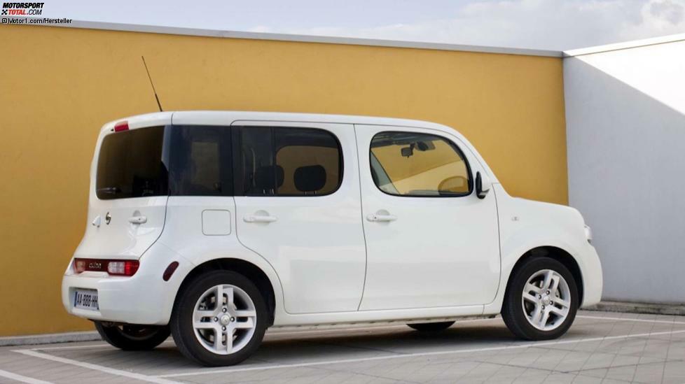 In puncto Design ist der Nissan Cube eines der sonderbarsten und ungewöhnlichsten Modelle, die in den letzten Jahrzehnten in Europa im Umlauf waren. Tatsächlich war der Cube bei uns nur zwei Jahre auf dem Markt, verschwand bereits 2011 wieder. Aber selbst sieben Jahre nach seinem Verschwinden, sieht er noch futuristisch aus.
Asymmetrisch wird es beim Cube vor allem an der Heckklappe, deren verglaste Fläche ohne Unterbrechung ins hintere Seitenfenster übergeht.