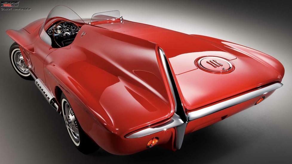 Dieser 1960 vorgestellte Prototyp sollte es mit der Chevrolet Corvette aufnehmen. Das Design von Ghia aus Italien erscheint heute wohl ein bisschen wild, aber der XNR hatte einen 250 PS-V6 unter der Haube, drehte 9.000 Touren und erreichte etwa 250 km/h Spitze. Gebaut wurde er nie. Nachdem das Konzeptfahrzeug über die Jahre durch mehrere Hände gegangen war, wurde es 2012 in Monterey für fast eine Million Dollar versteigert.
Asymmetrisch wird es vor allem dank des ellenlangen Powerdomes auf der Haube und der Heckflosse hinter dem Fahrer.
