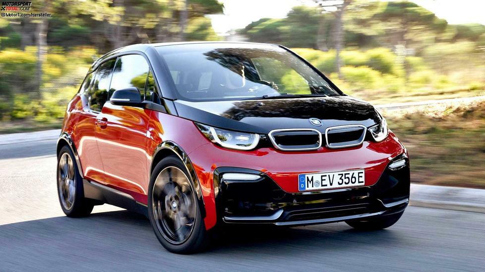 Der BMW i3 in der Sportversion schneidet im ADAC-Kostenvergleich besser ab als vergleichbare Verbrenner-Modelle. Dabei ist der nur 4,01 Meter lange Wagen -- das ist die Länge eines Kleinwagens -- mit 41.450 Euro nicht gerade billig.
Die Kosten pro Kilometer betragen laut ADAC knapp 54 Cent pro Kilometer. Dieser hohe Preis erkärt sich dadurch, dass neben den Stromkosten auch alle anderen Ausgaben und vor allem der Wertverlust mit eingerechnet wurden.
Die vom ADAC ermittelte Reichweite des Elektroautos beträgt nur 208 Kilometer. Das stimmt realtiv gut überein mit dem von BMW angegebenen Praxiswert von etwa 235 bis 250 km. Die neuen, auf dem Pariser Autosalon vorgestellten 120-Ah-Versionen kommen jedoch weiter.