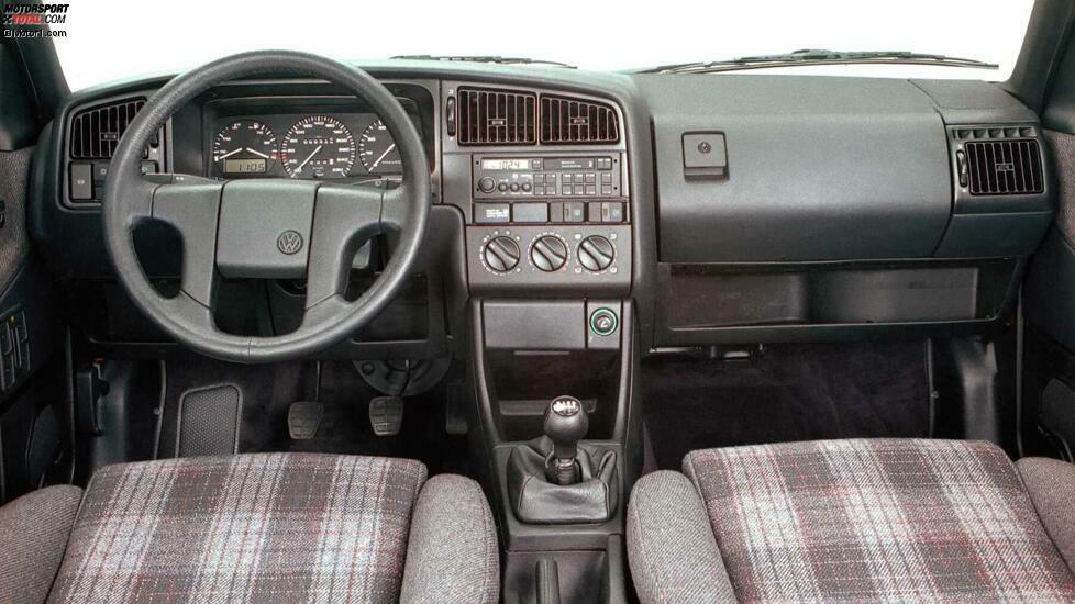 Maximale Sachlichkeit im Cockpit des VW Passat B3, hier als GT mit karierten Sportsitzen. Alle Bedienelemente hatte man griffgünstig um den Fahrer gruppiert. Ein damals sündhaft teures Extra (und hier nicht im Bild) war die Klimaautomatik.