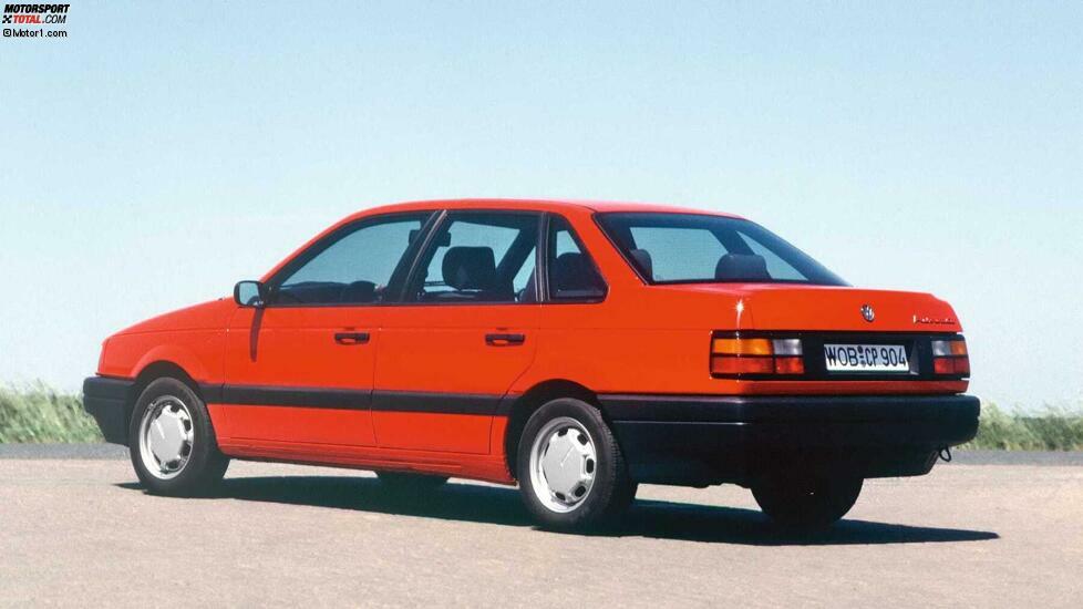 Generell war der VW Passat B3 recht gut gegen Rost geschützt. Doch heutzutage findet man die gepflegtesten Modelle als Stufenheck aus Rentnerhand. Der Variant wurde häufig gnadenlos heruntergeritten, etwa als Baustellenfahrzeug. Im Bild sehen wir den CL, die bemerkenswert schlichte Einstiegsversion. 15-Zoll-Alufelgen waren damals ...