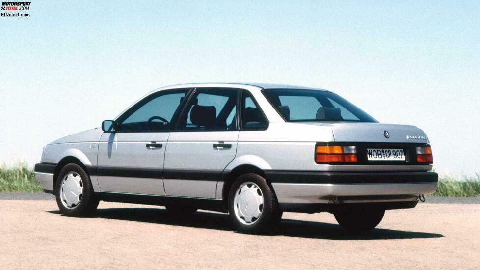 übrigens die größte (!) Räderoption ab Werk. Gut zu erkennen ist das hoch angesetzte Heck der Passat B3 Limousine. Dahinter verbirgt sich ein Kofferraum von über 500 Liter Volumen. An den teillackierten Stoßfängern in Wagenfarbe erkannte man die noblere GL-Ausstattung.