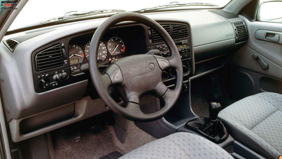 Im Innenraum des Passat B4 ist das B3-Armaturenbrett unübersehbar. Alles wurde ein wenig rundlicher und es gab serienmäßig einen Fahrer- und Beifahrerairbag. Bereits seit 1992 bot VW die Luftsäcke als Option im B3 an.