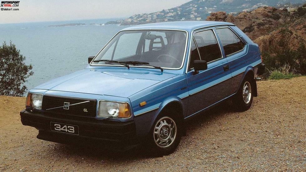 Konstruiert wurde der Volvo 343 eigentlich vom holländischen Unternehmen DAF, heute durch seine Nutzfahrzeuge bekannt. Als DAF 77 sollte der Wagen in die Kompaktklasse vorstoßen. Das Problem: Es fehlte ein Partner zur Entwicklung eines neuen Motors, im Zuge der Ölkrise 1973 und anschließender Rezession ging es DAF immer schlechter.