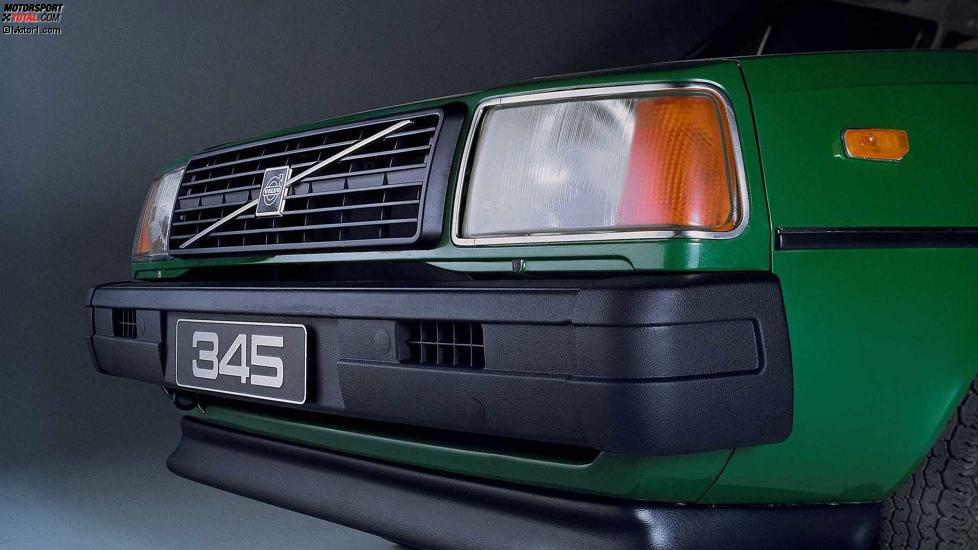 Volvo-typisch war die 300er-Reihe massiv konstruiert: Ein Seitenaufprallschutz machte den Wagen schwerer als seine Konkurrenten. Die Kundschaft störte das nicht, beliebt waren 343 und Co. in den Niederlanden und Großbritannien. 1979 ergänzte eine fünftürige Version das Programm. Ihr Name lag auf der Hand: 345.
