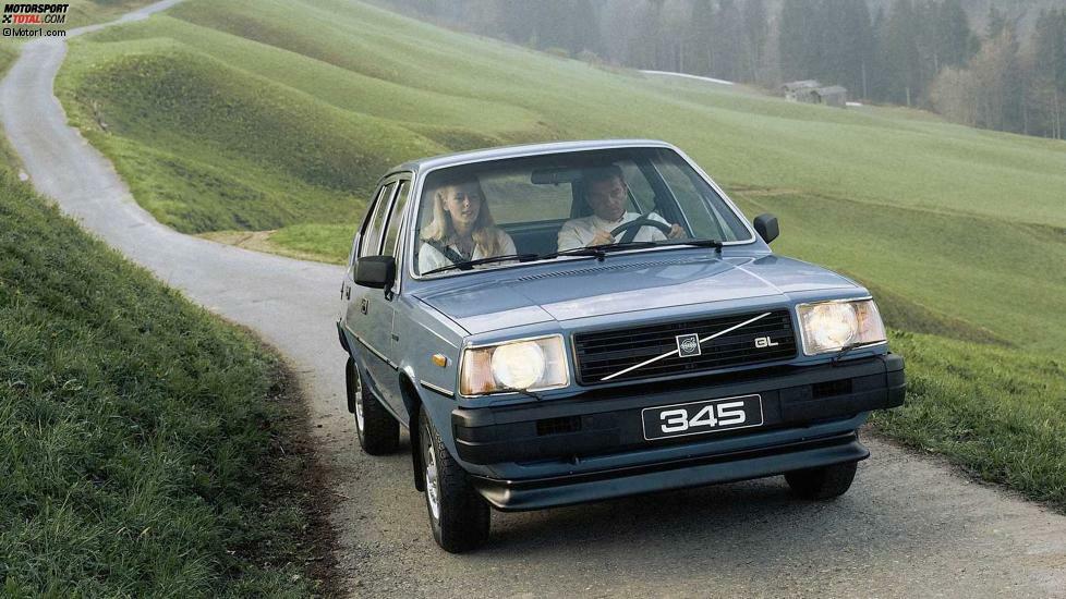 Typisch für die Volvo 343/345 der frühen Baujahre waren die runden Scheinwerfer unter rechteckigen Streuscheiben. Beliebt wurde die 300er-Reihe bei der niederländischen Polizei.