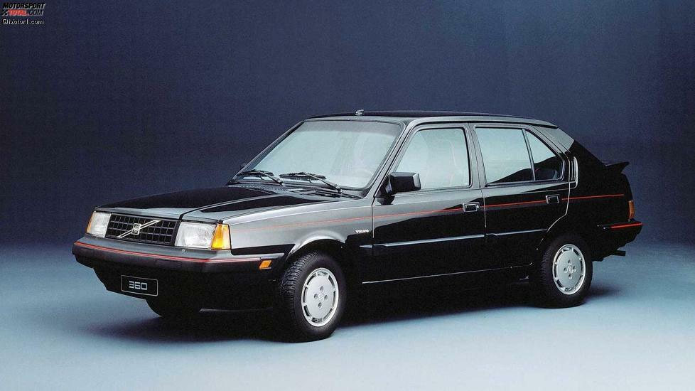 1982 erfolgte die wichtigste Modellpflege in der Geschichte der 300er-Baureihe. Rechteckige Scheinwerfer, ein neuer Grill und geänderte Heckleuchten (ab 1985) ließen den Wagen moderner wirken.
