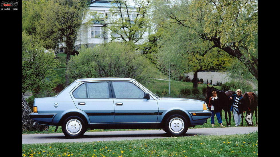 Volvo lieferte das Geld (der niederländische Staat half mit), und übernahm 1975 die Pkw-Sparte von DAF. Mit dabei: der 77, dem Volvo noch Feinschliff verpasste, um ihn schließlich als Volvo 343 im Jahr 1976 auf den Markt zu bringen.

Die Ziffer Drei am Ende der 343 stand für die drei Türen des neuen Volvo-Modells. Einziger Motor war ...