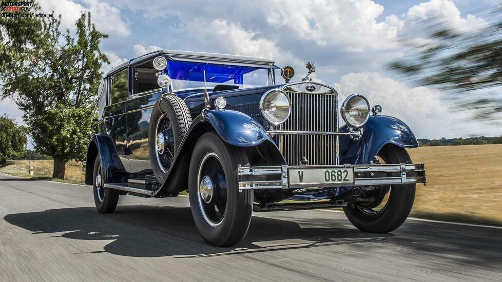 Nachdem sie mit Motorrädern experimentiert hatten, machten die beiden Václavs 1905 mit der Voiturette (L&K Typ A) den Schritt zum Automobil. Nach der Unsicherheit der Zwischenkriegszeit und der Planwirtschaft des kommunistischen Regimes wurde Škoda 1991 Teil des Volkswagen-Konzerns.
