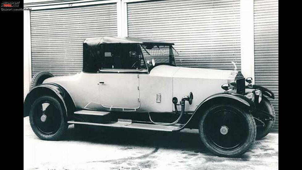 Der Staat rettete Rolls-Royce, dann wurde die Firma an Vickers übergeben. Der Maschinenbaukonzern wollte die Marke Ende der 90er-Jahre wieder loswerden. BMW und VW interessierten sich für die Firma, letztlich wurde BMW überboten. VW erhielt das Werk in Crewe, die Rechte an den Markeninsignien wie der Spirit of Ecstasy, aber nicht die ...