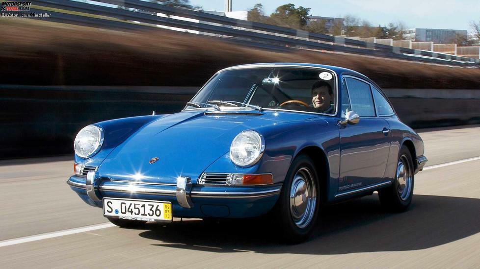 Ende der 50er-Jahre war der 356 veraltet, man begann mit der Entwicklung eines Nachfolgers. Der erste Elfer wurde am 12. September 1963 auf der IAA in Frankfurt vorgestellt. Die Bezeichnung Porsche 901 musste aber schnell wieder geändert werden, da Peugeot die Rechte an Modellbezeichnungen mit einer Null in der Mitte hatte. 1964 kam das Auto dann als 911 auf den Markt. Der 2+2-Sitzer hatte einen Sechszylinder-Boxer im Heck, der die Hinterachse antrieb -- der 911 ist damit wie der VW Käfer und der Porsche 356 ein echter Hecktriebler (im Unterschied zum Beispiel zum BMW 3er, der den Motor vorne hat). Auch die Luftkühlung wurde übernommen.