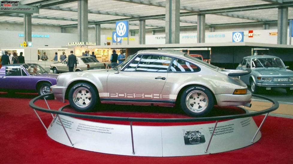 1974 startete der erste 911 Turbo als Spitzenmodell. Das Auto mit dem internen Code 930 wurde so bis 1989 gebaut. Der 911 Turbo war das zweite Serienauto mit Abgasturbolader überhaupt (nach dem BMW 2002 turbo). Die Leistung lag anfangs bei 260 PS. Äußerlich unterschied sich der Turbo durch den großen Heckflügel und die breiten Kotflügel vom normalen 911.
