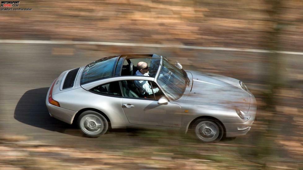 Das kann man sich merken: Der Typ 993 startete 1993. Der 911 sah in der neuen Generation nun deutlich anders aus: Die Scheinwerfer liegen flacher, die Stoßfänger sind in die Karosserie integriert. Der nach wie vor 3,6 Liter große Motor entwickelt nun 272 PS (und später 285 PS).