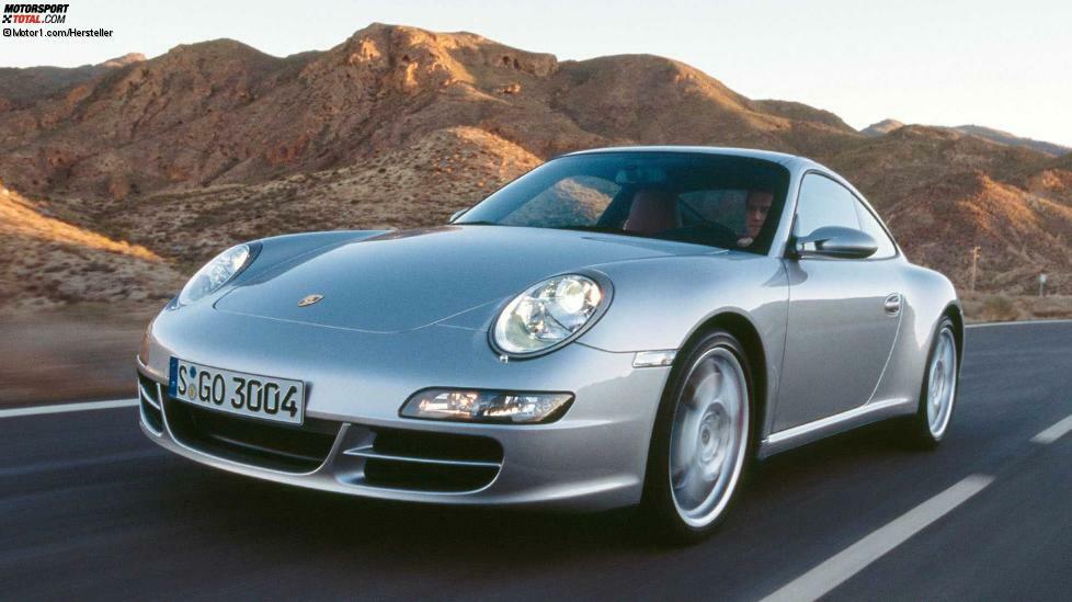 Die nächste Generation des 911 startete 2004. Die Scheinwerfer lagen sehr flach, die Optik näherte sich beim 996 wieder mehr dem 993. Technisch änderte sich zunächst wenig. Erst mit dem Facelift von 2009 tat sich hier wieder was. So bekamen die Motoren eine Direkteinspritzung, sodass die Leistung auf bis zu 385 PS (911 Carrera S) stieg.