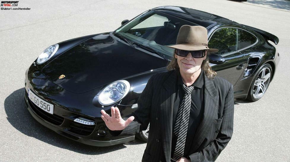 Der 911 Turbo (hier das Exemplar von Udo Lindenberg) hatte einen 3,6-Liter-Biturbo mit 480 PS. Eine Besonderheit waren die verstellbare Turbinengeometrie - eine Premiere bei Ottomotoren. 2009 wurde der Hubraum auf 3,8 Liter erhöht, die Leistung stieg auf 500 PS, beim Turbo S sogar auf 530 PS. Der Heckspoiler fährt ab 120 km/h automatisch aus.