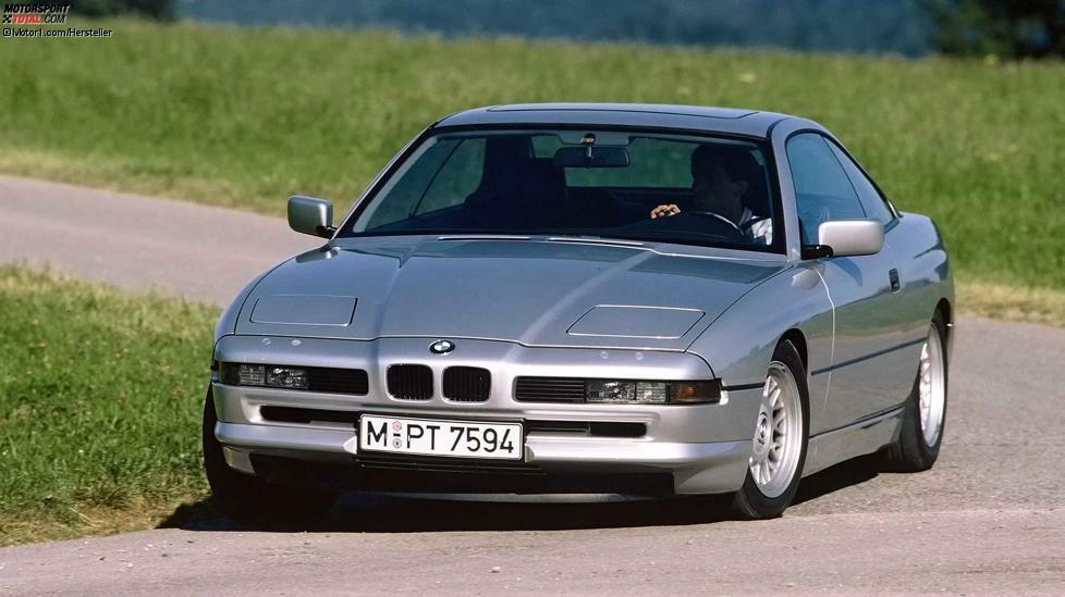 Er avancierte zum König der IAA 1989: Mit dem 850i zeigte BMW sein neues Spitzenmodell. Unter der Haube gab es zunächst nur den berühmten V12 mit 300 PS Leistung. Doch obwohl die erste 8er-Reihe zehn Jahre lang gebaut wurde, entstanden nur rund 30.000 Exemplare. Ein Grund war das Fehlen einer Cabrioversion. Sie hatte BMW zwar fertig konstruiert, doch entpuppte sich das Resultat als zu wenig struktursteif. Auch ein fertiger M8 befindet sich bis heute in den Museumskellern der Marke.
Erst 2018 brachte man eine neue BMW 8er-Reihe auf den Markt.
