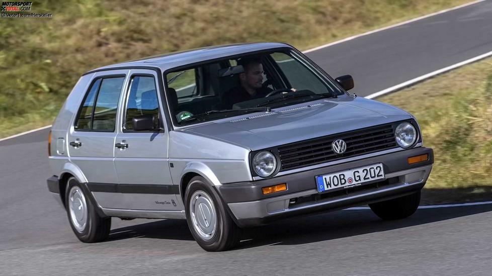 Aufgefrischter Bestseller: 1989 lief der VW Golf II bereits millionenfach auf den Straßen, als man sich in Wolfsburg für ein Lifting entschied. Optisch erkannte man die Modellpflegemaßnahmen an großen Stoßfängerverkleidungen, die teilweise in Wagenfarbe lackiert waren. Sie blieben aber zunächst den teureren Ausstattungen ab GL aufwärts vorbehalten.