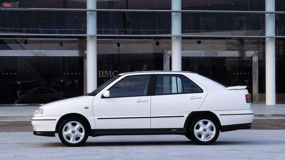 Auf 4,32 Meter streckte sich der erste Toledo. Dazu kam ein Radstand von 2,47 Meter. Dieses Maß entsprach exakt dem des VW Golf II und III.