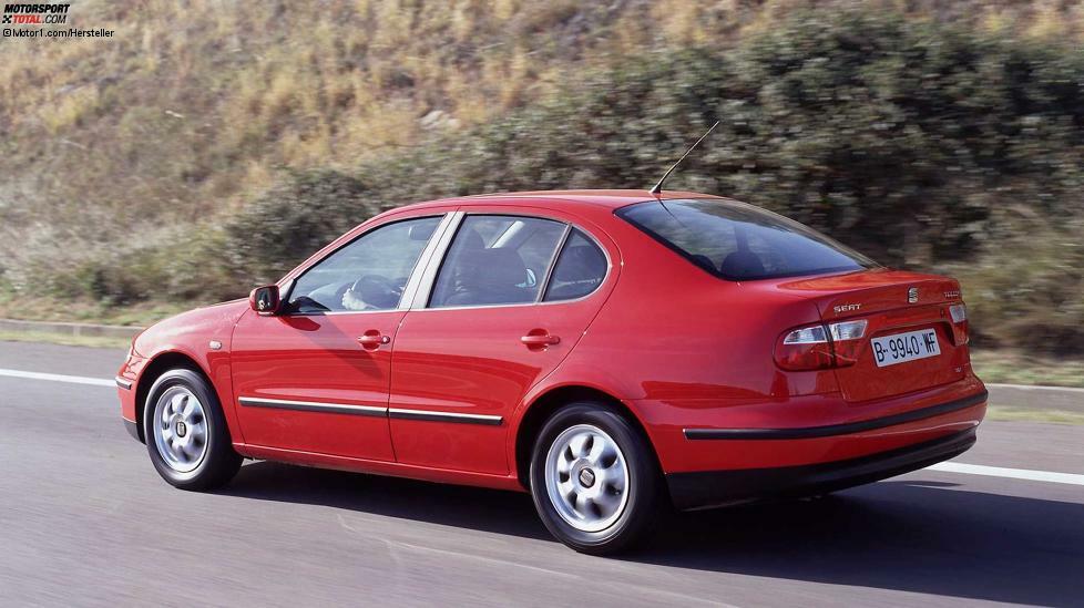 Bei der Länge legte der Seat Toledo II gegenüber dem Vorgänger um 12 Zentimeter auf 4,44 Meter zu. Basisbenziner auf dem deutschen Markt war ein 1,6-Liter-Aggregat mit 100 PS. Für Dieselfreunde gab es eine TDI-Auswahl zwischen 90 und 150 PS.