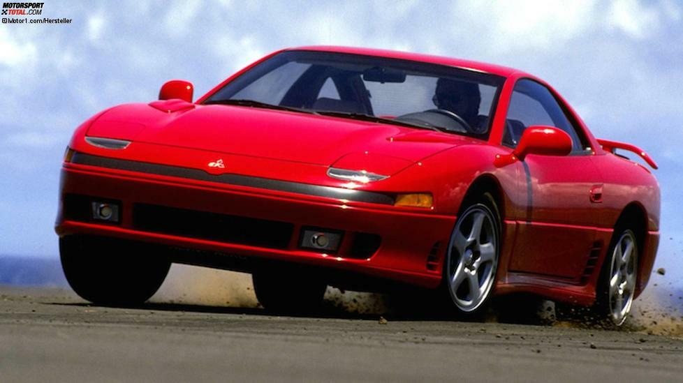 Außerhalb Japans und Großbritanniens wurde Mitsubishis Sportwagen als 3000GT vermarktet. In Japan hieß er GTO (wollte da jemand Ferrari auf den Fuß steigen?). Der zwischen 1990 und 2000 gebaute Sportler besaß einen 3,0-Liter-Biturbo-V6 mit zwei obenliegenden Nockenwellen und 300 PS (ab 1994 waren es 320 PS).
Der 3000GT wird vor allem als absolutes Technik-Monster in Erinnerung bleiben. Mit Allradantrieb, Allradlenkung, elektronisch gesteuertem Sperrdifferenzial hinten, adaptiven Dämpfern und aktiven Front- und Heckspoilern war er seiner Zeit weit voraus.
Der 3000GT ist aber mehr großer Tourer als echter Sportler. Dafür ist er mit gut 1.700 - 1.800 Kilo letztlich zu schwer und auch zu weich abgestimmt.
Unvergessen: Die 1994 erschienene Beckenbauer-Edition in Lamborghinigelb mit 400 PS, C-Netz-Telefon und Autogramm des Kaisers.