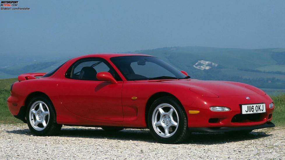 Der Mazda RX-7, und hier vor allem die letzte ab 1992 gebaute Generation, ist ein legendärer Klassiker.
Allein der Biturbo-Wankelmotor macht ihn so unglaublich speziell. 239 PS (280 PS in seiner letzten Entwicklung)  und 294 Nm klingen nicht sonderlich beeindruckend, aber der RX-7 ist klein, knapp 1.300 Kilo leicht und daher trotzdem schnell. Auf 100 km/h geht es in 5,2 Sekunden. Der RX-7 sitzt innen knackig eng, hat ein bockstarkes Fahrwerk und wankeltypisch unglaublich viel Durst. Unter 17 Liter geht nicht so viel.
Ein Auto auf dem Niveau damaliger 911er. Heute sehr rar und nicht billig. Der Neupreis damals: 85.500 Mark.