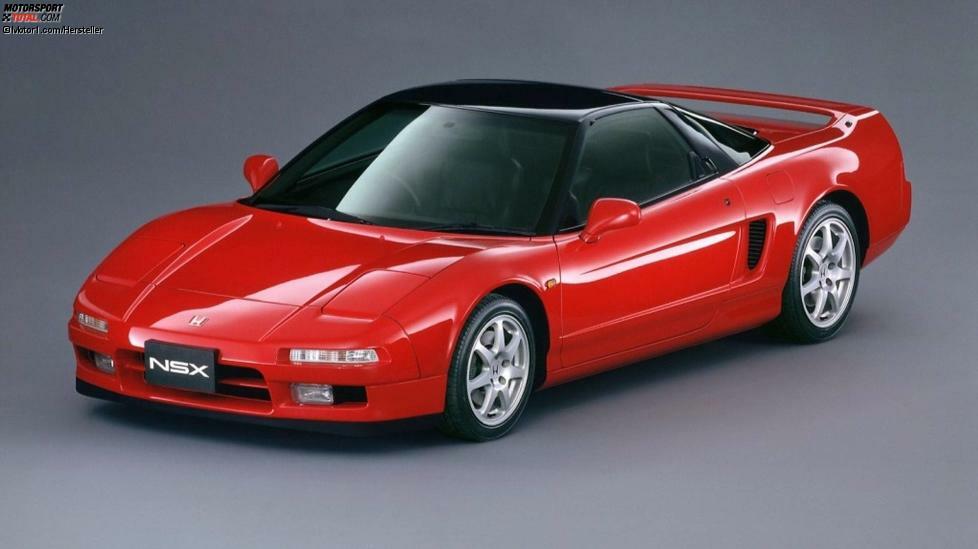 Für viele ist der Honda NSX (1990 bis 2005) der König der japanischen Sportwagen. Zum einen, weil Ayrton Senna bei der Entwicklung half, zum anderen, weil er technisch so fortschrittlich war und auf exotische Weise hervorragend aussah.
Das Ziel der Honda-Ingenieure war ein möglichst günstiges Leistungsgewicht, das Ferrari 348 und Porsche 911 übertreffen sollte. Daher ist der NSX das erste japanische Serienauto, das weitgehend aus Aluminium gefertigt ist. Das Ergebnis war eher mittelmäßig. Knapp 1.400 Kilo Gewicht schafften konventionell gebaute Sportler zu dieser Zeit auch.
Als Antrieb dient ein 3,0-Liter-V6-Mittelmotor mit 274 PS und 284 Nm. Der 0-100-km/h-Wert beträgt 5,9 Sekunden, die Max 270 km/h. Aufgrund seiner starken Ausrichtung auf den US-Markt ist der NSX relativ weich, komfortabel und eher untersteuernd ausgelegt. Der Neupreis lag je nach Ausführung zwischen 140.000 und 175.000 Mark.