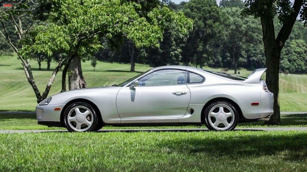 Was die Toyota Supra betrifft, ist die vierte Generation (1992 bis 2002) sicher die Interessanteste. In Deutschland gab es die Supra ausschließlich als Targa mit Vollausstattung und Biturbomotor. Der Dreiliter-Reihensechser bringt es auf 330 PS und 441 Nm. In 5,1 Sekunden geht es auf 100 km/h.
Technische Extravaganz bringt der aktive Frontspoiler. Berühmt ist die Supra aber wegen ihres monströsen Heckflügels. Auch die Supra ist mit gut 1.630 Kilo eher schwer, geht heute wohl eher als GT denn als Supersportler durch. Damals kostete die Supra hierzulande 110.000 Mark.