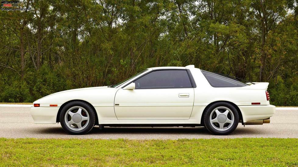 Für manche ist DIE Supra schlechthin die MA70/MA71 mit Bauzeit von 1986 bis 1992. Endlich emanzipierte sich der Sportwagen von der Celica und hieß nur noch Supra. Gleichzeitig gab es nun ein komplett eigenständiges Design. Möglich war das auch deswegen, weil die Celica zum Frontantrieb wechselte. Mit 4,62 Meter war der MA70/MA71 nicht länger als bislang, mit 1,74 Meter wurde die Supra aber breiter und mit 1,30 Meter etwas flacher.