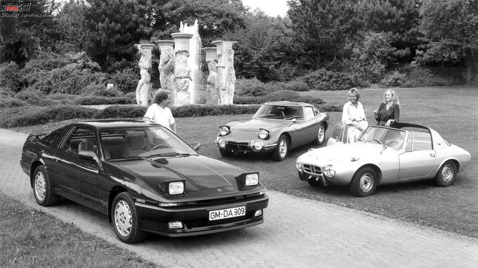 Dieses deutsche Pressefoto zeigt die dritte Supra recht ungewohnt mit hochgeklappten Scheinwerfern. Gleichzeituig wird eine Brücke zu den legendären Toyota-Sportwagen der 1960er-Jahre geschlagen: Links der 2000 GT, rechts der kleine Sports 800.
