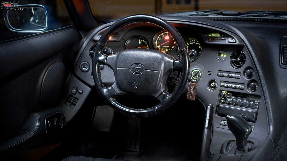 Innen dominiert bei der vierten Toyota Supra dunkles Plastik in einem voll auf den Fahrer zugeschnittenen Cockpit. Interner Name dieser Generation: JAZ80.