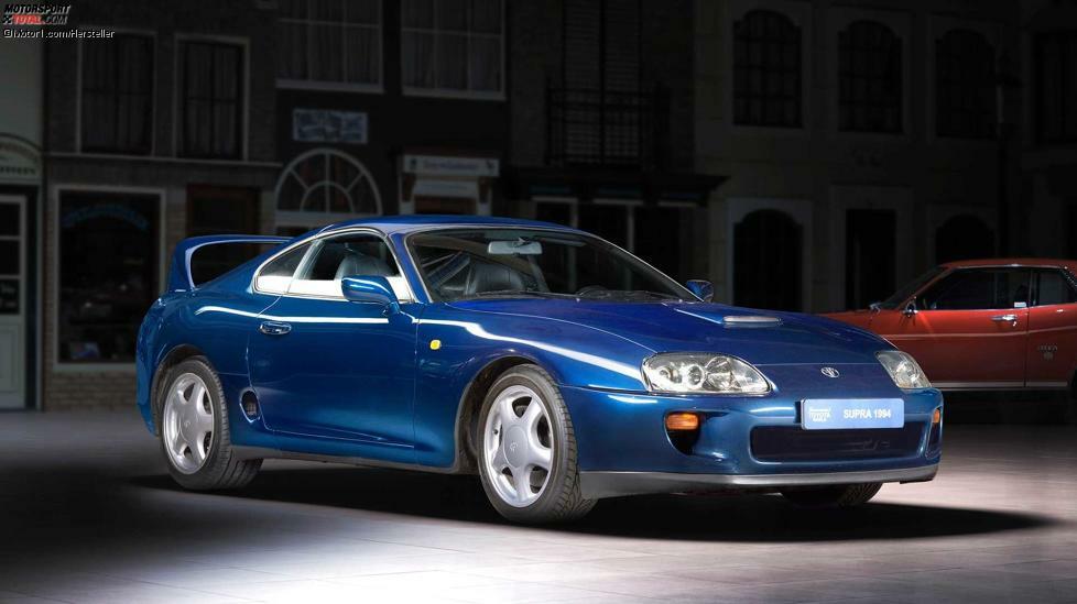 Kommen wir zu den Motoren der JAZ80-Supra. Toyota bot als Basis einen Dreiliter-Sauger mit 220 PS. Auf Porsche-Niveau hob die Supra ein sequenzieller Biturbo mit gleichem Hubraum und 330 PS Leistung. Damit gelang der Sprint von null auf 100 km/h in 5,1 Sekunden.