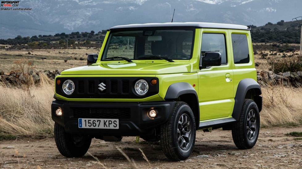 Hier erst einmal das Ausgangsprodukt der Begierde: Auf gerade mal 3,65 Meter Länge hat Suzuki einen grundsoliden Offroader mit Leiterrahmen, Starrachsen rundum, zuschaltbarem Allrad und Geländeuntersetzung auf die Beine gestellt. Dank lediglich 1.090 Kilo Gewicht und schmaler Reifen kommt der Jimny im Gelände weiter als viele Große. Der 102-PS-Saugbenziner und das Fahrverhalten sind eher hemdsärmelig.
Der Jimny ist reduziert aufs Wesentliche, ein bisschen alte Schule und trotzdem sehr spaßig zu fahren.