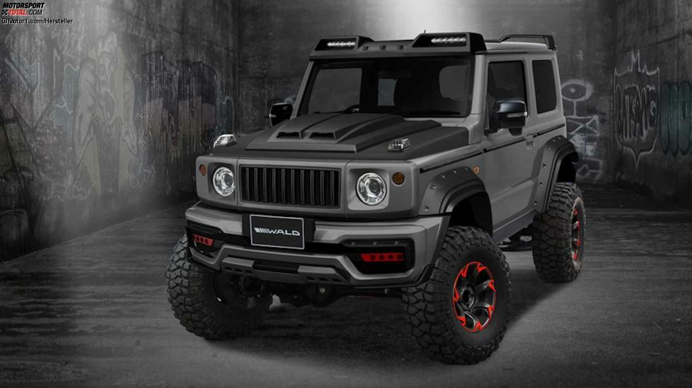 Einen der spektakulärsten Jimny-Umbauten liefert Japan-Tuner Wald International mit seiner Black Bison Edition. Auch hier ist ein Schuss G-Klasse nicht zu leugnen. Allerdings lässt es Wald damit nicht bewenden.
Wie Sie sehen ist dieser Jimny sehr hoch und sehr breit. Dazu gibt es riesige, grobstollige Walzen. Und einen .. ähm .. gewaltigen Dachspoiler.