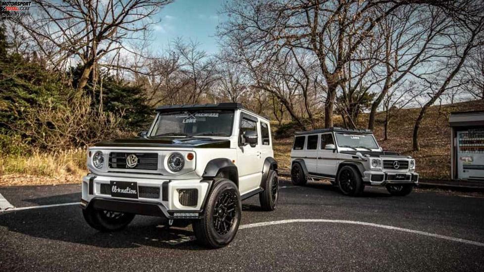 Der japanische Tuner Liberty Walk, bekannt für obskure Breitbau-Bodykits, geht einen Schritt weiter und macht aus Mercedes G-Klasse und Suzuki Jimny eine Art Vater-und-Sohn-Tuning-Projekt. Erst hatte man den massiv aufgemotzten G-Benz, dann baute man den Jimny als Mini-Replika nach. Ergebnis: Verblüffende Ähnlichkeit und völlige Coolness.