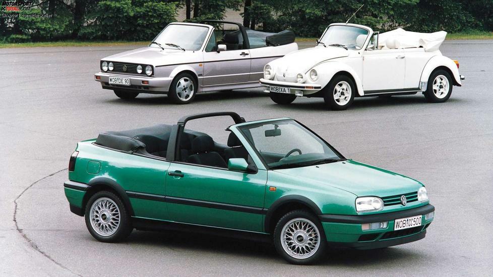 1993 schließlich stellte VW endlich ein neues Golf Cabriolet vor. Mit 388.522 gebauten Exemplaren überholte die erste Generation nicht nur das Käfer Cabriolet (im Hintergrund zu sehen), sondern avancierte zum erfolgreichsten Cabrio seiner Zeit. Beim neuen Offen-Golf auf Basis des Golf III konnten die Crash-Eigenschaften signifikant verbessert werden. Zweitens hielten neue technische Entwicklungen wie der Fahrer- und Beifahrerairbag und das ABS ihren Einzug. Trotzdem setzte auch das neue Modell auf einen Überrollbügel zwischen den B-Säulen. Das Öffnen und Schließen des Daches geschah jetzt optional elektrohydraulisch und dauerte dann keine 20 Sekunden.