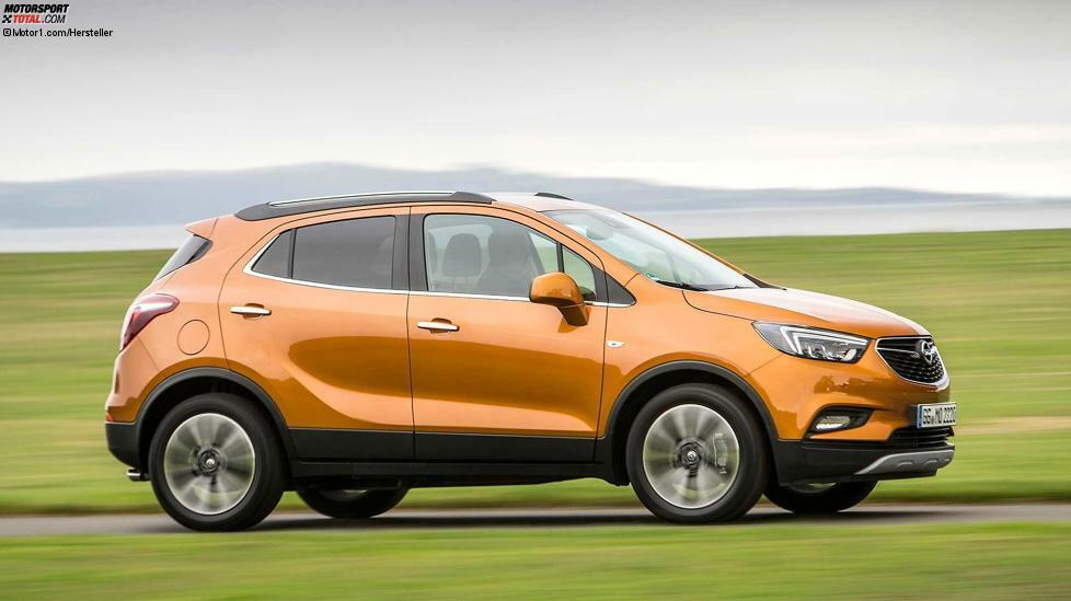 Als einziges X-Modell von Opel nutzt der Mokka X noch eine GM-Plattform, was seinen Erfolg nicht schmälert: 22.790 Neuzulassungen 2018 bedeuten exakt zehn Prozent Anteil an den gesamten Opel-Verkäufen in Deutschland.
Mitte 2012 war der Mokka noch ohne X gestartet, für einen Nachfolger ist es also langsam an der Zeit. Opel hat bereits das Jahr 2020 für den Marktstart bestätigt.
Da wir mit der EMP1-Plattform von PSA rechnen, die auch Corsa und Peugeot 2008 künftig nutzen, erscheint mindestens ein Plug-in-Hybrid denkbar. Zudem wird der neue Mokka X länger, um sich besser zwischen Crossland X (4,21 Meter) und Grandland X (4,48 Meter) einzuordnen.