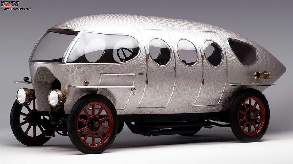 Der erste Showcar der Geschichte und der erste Versuch, die Prinzipien der Aerodynamik auf Autos anzuwenden, war der ALFA 40-60 PS Aerodynamica von 1914 (noch hieß die Marke nicht Alfa Romeo). Mit ihm startet unsere Reise durch die windschnittigsten Autos der Jahrzehnte.
Erstellt von Carrozzeria Castagna für Graf Mario Ricotti, war der Aerodynamica eine Vision auf Rädern mit der Silhouette eines Torpedos (oder Tropfens), das auf einem klassischen Rahmen ruhte. Dank der geschlossenen Aluminiumkarosserie und des Fehlens einer Motorhaube stieg die Höchstgeschwindigkeit von 120 km/h beim Serienmodell auf 139 km/h. Der genaue cW-Wert liegt indes bis heute im Dunkeln.