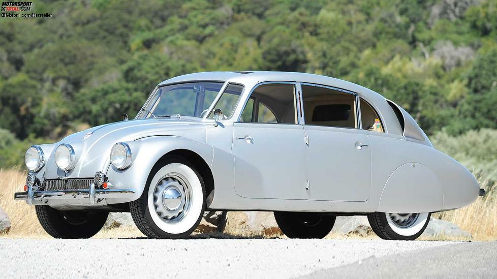 Der 1936 vorgestellte Tatra 87 ist heute eine Designikone. Dank der verkleideten Heckpartie beträgt sein cW-Wert 0,36. In der Tradition des tschechischen Herstellers arbeitete im Heck ein luftgekühlter V8-Motor.
Hohe Geschwindigkeit und niedriger Verbrauch waren seine Stärken und machten ihn zum perfekten Autobahnfahrzeug während und nach dem Zweiten Weltkrieg. Bis 1950 entstanden gut 3.000 Exemplare des Tatra 87. Einen fuhr Motorenerfinder Felix Wankel, der ihn später dem Tatra-87-Konstrukteur Hans Ledwinka schenkte.