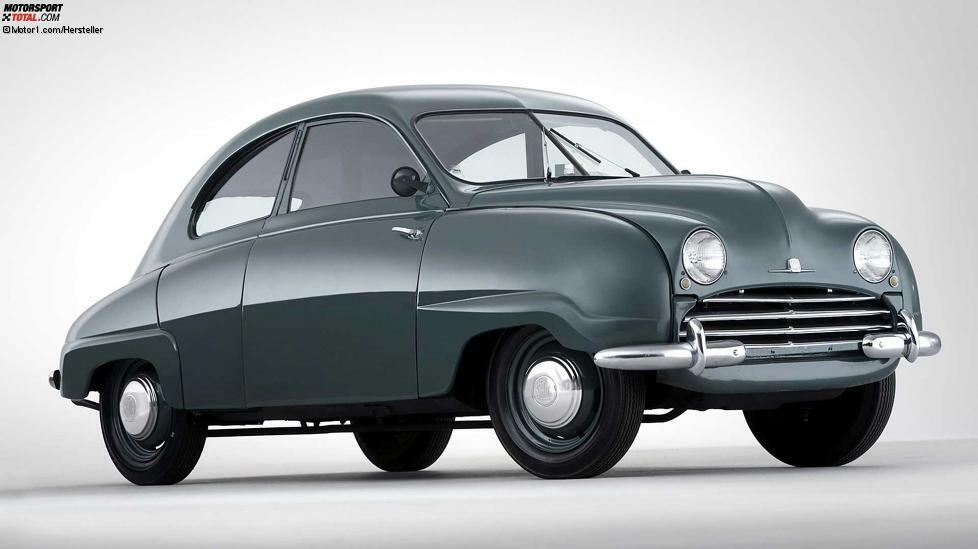 In das erste Auto der Marke Saab floss viel Erfahrung aus dem Flugzeugbau ein, dort hatte das Unternehmen seine Wurzeln. 1949 ging der Saab 92 in Serie, eine kleine viersitzige Zweitürer-Limousine mit einem ausgezeichneten cW-Wert von 0,30.
Dadurch war der Saab 92 trotz nur 25 PS starkem Zweitaktmotor in der Lage, die Marke von 100 km/h zu knacken.