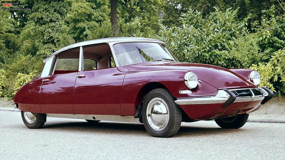 Als er 1955 auf dem Pariser Autosalon zum ersten Mal vorgestellt wurde, wirkte der Citroën DS auf viele Besucher wie ein außerirdisches Raumschiff, das auf der Erde gelandet war.
Um die Einzgartigkeit der 