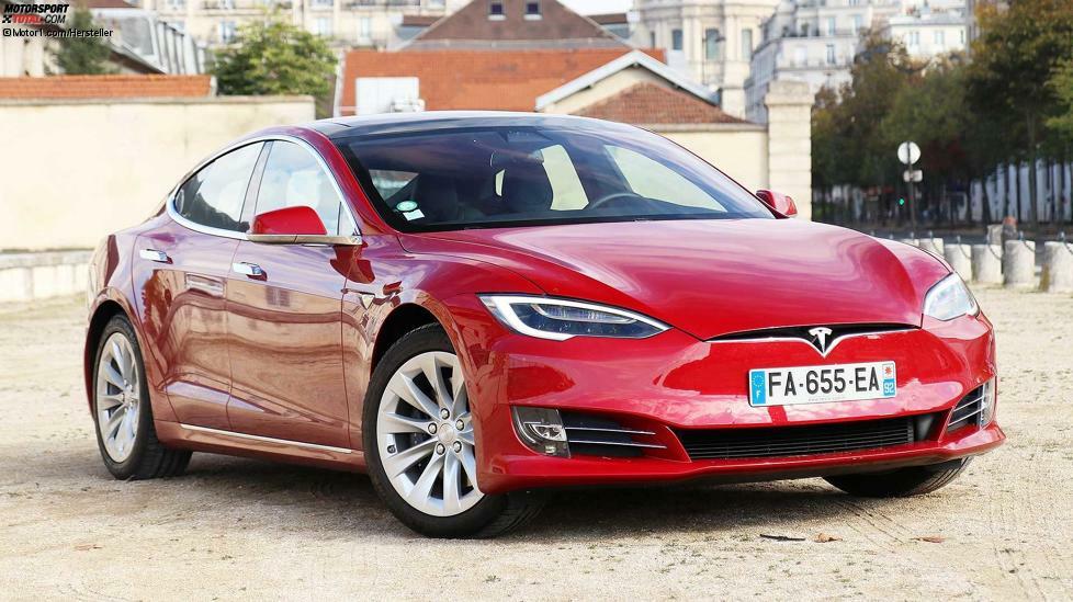 Das Tesla Model S ist ein Elektroauto, das die Geschichte des Automobils verändert hat. Es ist das Werk des Visionärs Elon Musk und des Designers Franz von Holzhausen, der eine fünfsitzige Limousine mit dem cW-Wert von 0,24 entwarf.
Im Jahr 2012 stellte dieser Wert ein gemeinsamer Weltrekord mit Mercedes S- und C-Klasse dar, aber was die meisten Tesla-Kunden am meisten interessierte, war die Reichweite von rund 600 Kilometer.