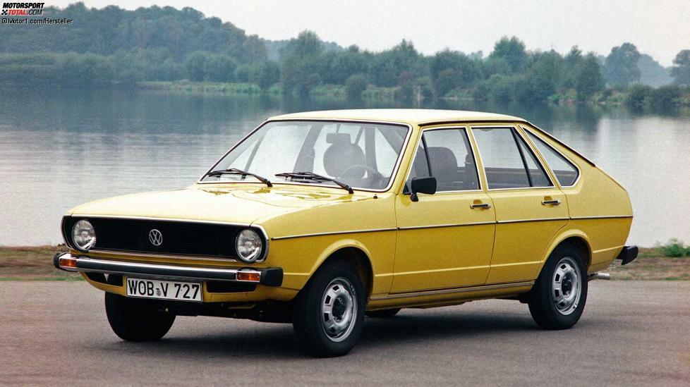 Eigentlich ist der rund 4,20 Meter lange Ur-Passat von 1973 ein Audi 80, dem Giugiaro ein Schrägheck modelliert hat. Das sparte bei der Entwicklung sowohl Zeit als auch Geld. Beides gab es bei VW Anfang der 1970er-Jahre nicht wirklich üppig. Also bediente man sich beim viel gelobten Audi 80, der 1972 auf den Markt kam. Anfangs hatte VW die nüchterne Bezeichnung ,511