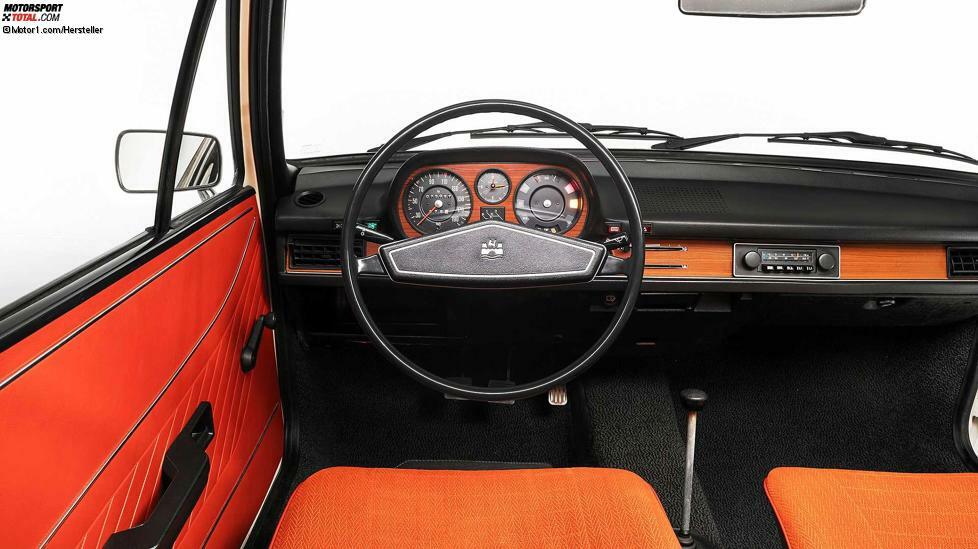 So sah ein Mittelklasse-Cockpit anno 1973 aus. Knallorange war damals total in, Kenner erkennen die Ähnlichkeit des Passat-Arbeitsplatzes zum Armaturenbrett des damaligen Audi 80.
In den USA wurde der erste VW Passat ab 1974 unter dem Namen Volkswagen Dasher angeboten, während der Kombi auch als Audi Fox verkauft wurde.