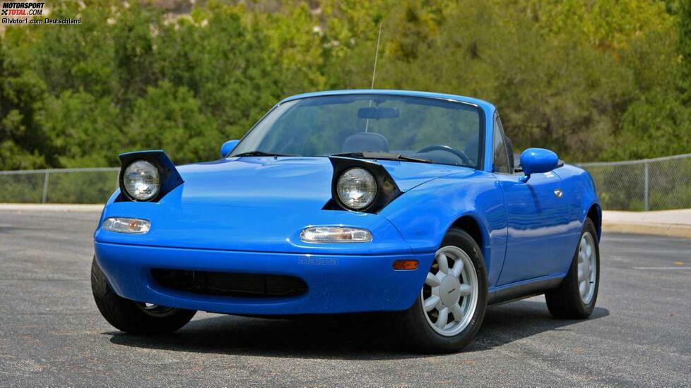 Die erste Generation des MX-5 alias Miata wurde 1989 auf der Chicago Auto Show vorgestellt und wurde bis 1997 produziert. Das auffälligste Design-Feature waren die Klappscheinwerfer.