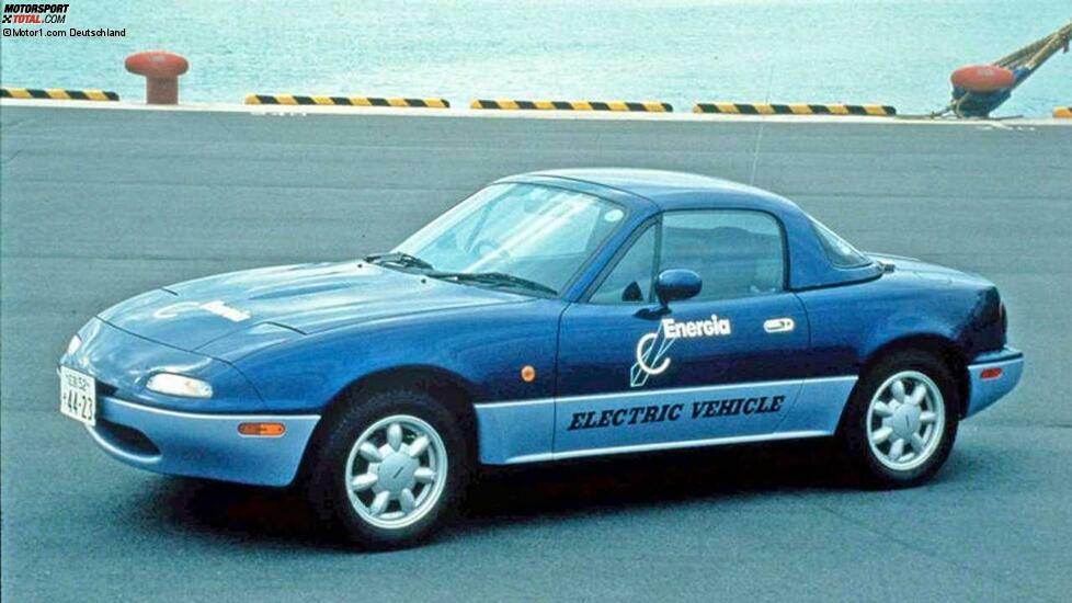 1993 wurde ein MX-5-Prototyp mit elektrischem Antrieb erstellt, und zwar in Kooperation mit Chugoku Electric Power. Der Wagen erreichte eine Spitze von 130 km/h und hatte eine Reichweite von 180 Kilometer. Mit 1,4 Tonnen war er wesentlich schwerer als der normale MX-5. Später gab es auch einen Prototyp mit Wasserstoff-Antrieb.