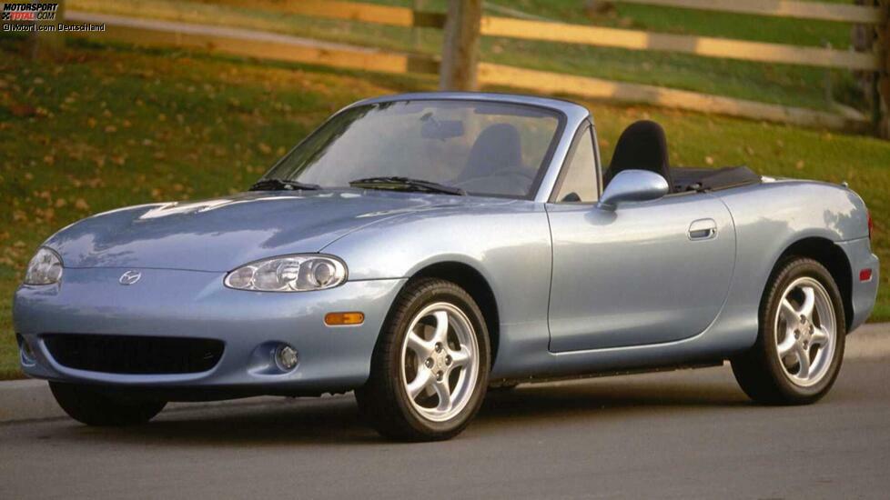 Die zweite Generation des MX-5 (interner Code: NB) wurde 1998 vorgestellt. Nun gab es stärkere Motoren: der 1,6-Liter leistete 110 PS, der 1,8-Liter 140 PS. Die Klappscheinwerfer entfielen, die Proportionen blieben jedoch erhalten.