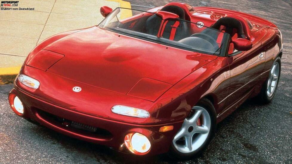 Das Miata M Speedster Concept entstand 1995 und verfügte nur über eine kleine Windschutzscheibe, an der auch die Seitenspiegel montiert waren. Zum Ausgleich hatte das Auto riesige Scheinwerfer unten in der Frontschürze.