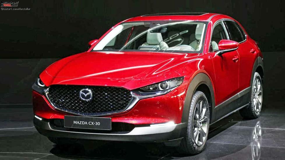 Es ist nicht zu übersehen: In Sachen Design hat Mazda gerade einen Lauf. Streng genommen ist der neue CX-30 auch nur ein höher gelegter 3, doch das sieht man ihm nicht an. Interessant ist die Namensgebung: Ich hatte im Vorfeld auf CX-3 getippt, andere Kollegen auf CX-4. Da es aber schon in China einen CX-4 gibt, hat Mazda quasi die Mitte gewählt: CX-30. Jede Wette: Dieses Auto wird ein Erfolg.