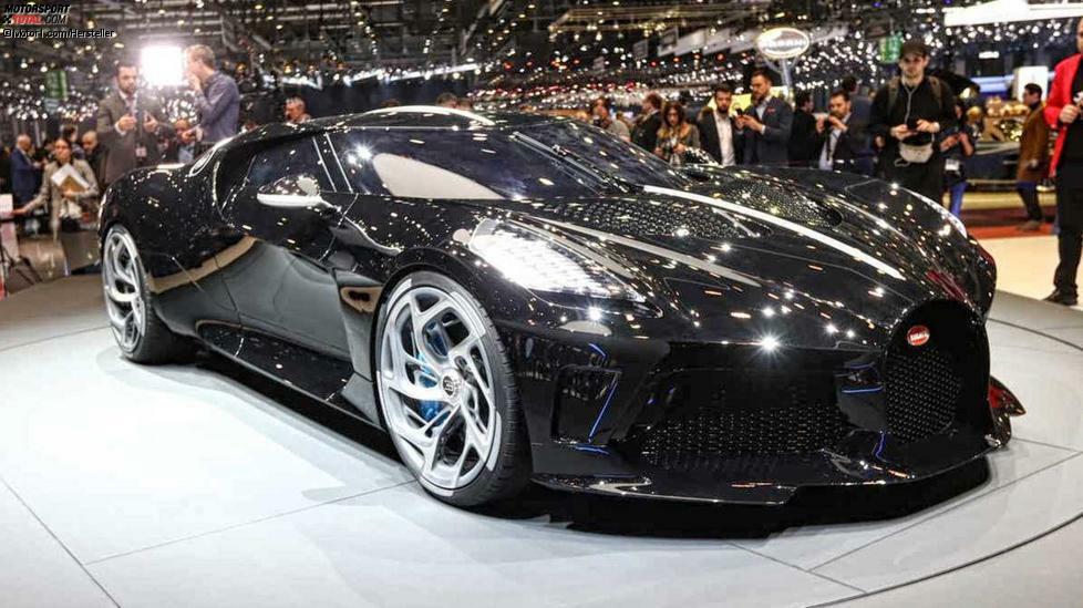 Unfassbare elf Millionen Euro soll der Bugatti La Voiture Noire kosten. Zuzüglich Steuern, versteht sich. Ich habe den schwarzen Giganten live gesehen und mir gedacht: Dieses Auto soll so viel wert sein? Ein Chiron mit gepimpter Optik? Für den Gegenwert von mehreren Häusern sollte schon etwas mehr Aha-Effekt vorhanden sein.